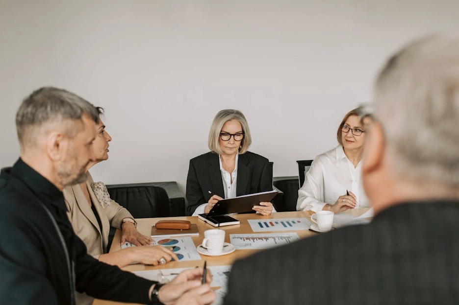Professionista che legge un report strategico su un tablet.