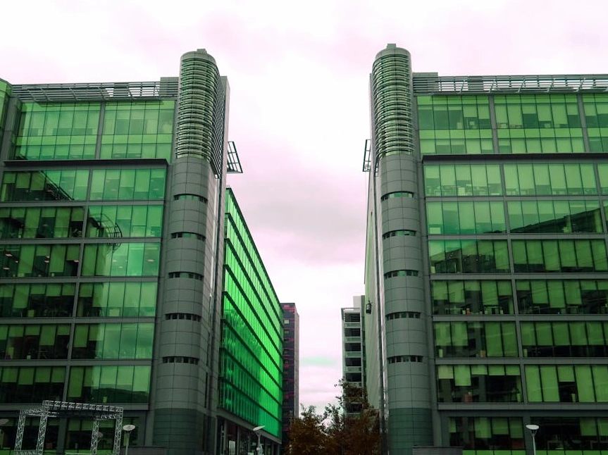 L'ingresso moderno della sede di Zenith Leadership Group.