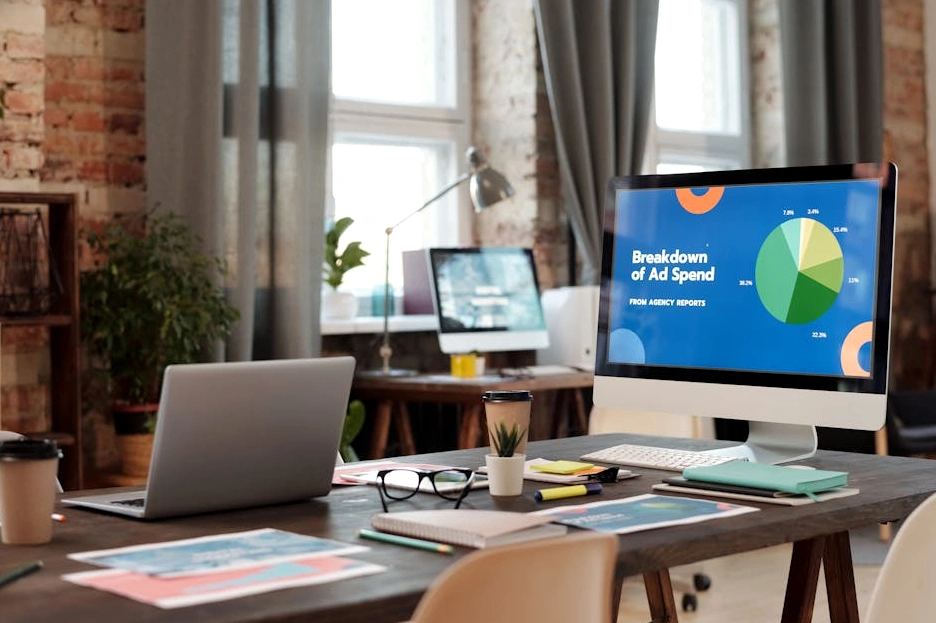 Ufficio moderno e luminoso di un'agenzia creativa